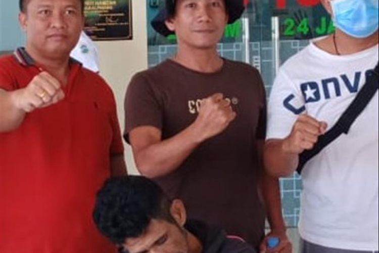 Tim Polres Pangkal Pinang usai penangkapan terduga pelaku penikaman di daerah Pelabuhan Pangkalbalam, Senin (8/7/2019).