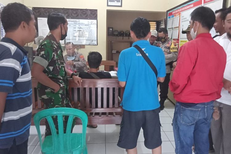 Warga menyerahkan terduga pelaku pelecehan seksual ke Mapolsek Kedungbanteng, Kabupaten Banyumas, Jawa Tengah, Senin (1/8/2022).