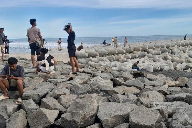 Pelindung Pantai Jadi Magnet Wisata, Pemecah Ombak Pantai Glagah DIY Diserbu Pengunjung