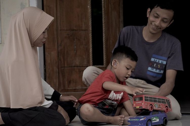 Jauhar (31) dan Ana (30) sedang bermain bersma anaknya, Azdan (3). Dompet Dhuafa melalui program donasi memberikan bantuan alat bantu dengar (ABD) kepada Azdan (3) di Banjarnegara, Jawa Tengah.