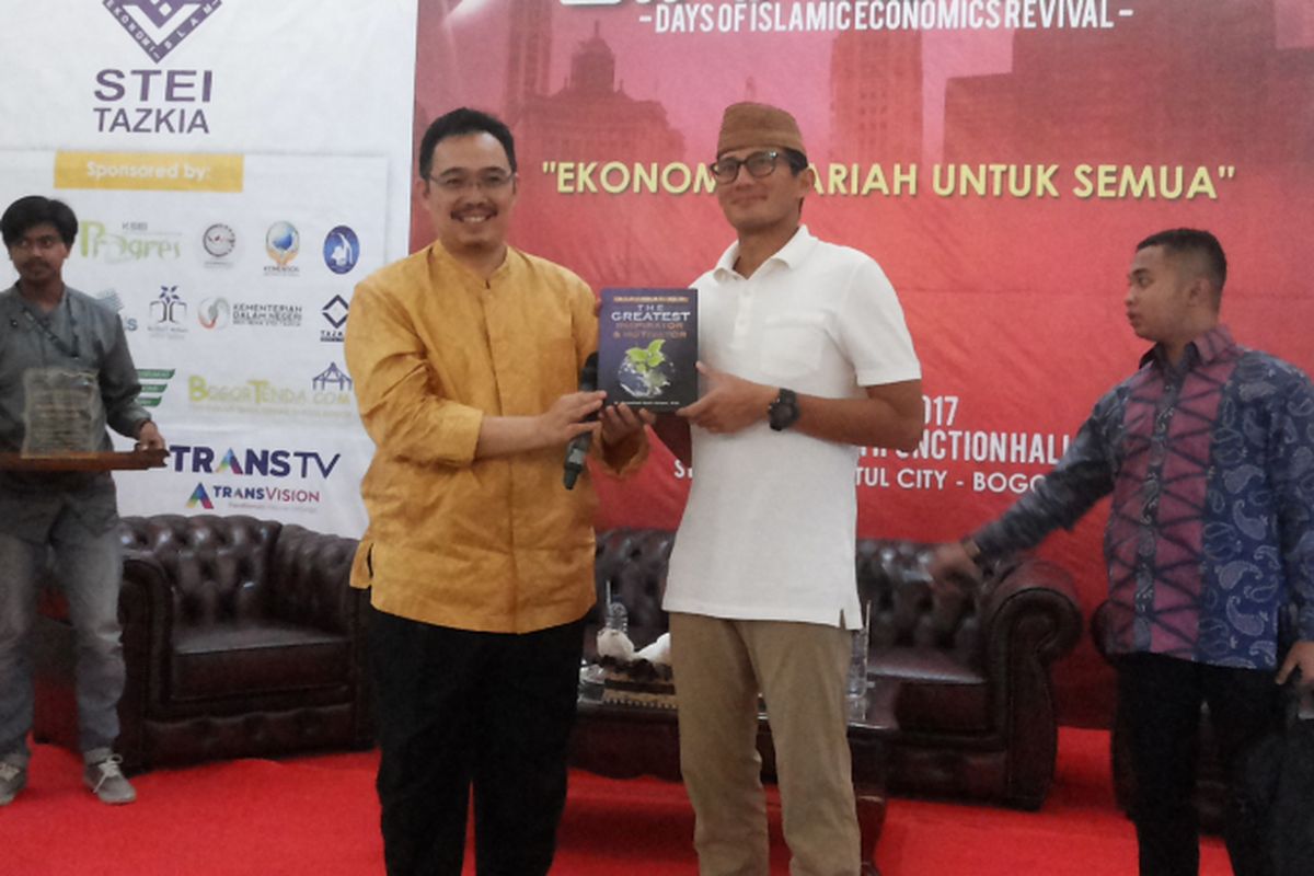 Wakil gubernur DKI Jakarta terpilih Sandiaga Uno saat menghadiri sebuah seminar yang diadakan di Sekolah Tinggi Ekonomi Islam (STEI) Tazkia di Sentul, Bogor, Jumat (12/5/2017).