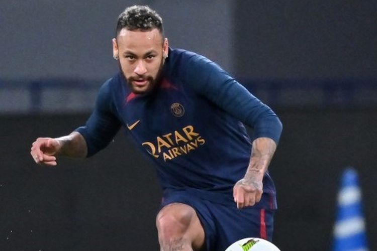 Penyerang Paris Saint-Germain (PSG) asal Brasil, Neymar, beraksi dalam sesi pemanasan sebelum laga melawan Inter Milan di Stadion Nasional Tokyo, Jepang, pada Senin (31/7/2023). Terkini, Neymar disebut setuju pindah ke klub Arab Saudi, Al Hilal.