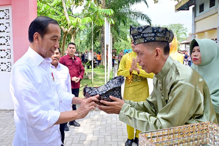 Presiden Joko Widodo bersilaturahmi dengan peserta Jaminan Kesehatan Nasional-Kartu Indonesia Sehat (JKN-KIS) di GOR Asber Nasution, Kota Tebing Tinggi, Provinsi Sumatra Utara, Rabu (7/2/2024).