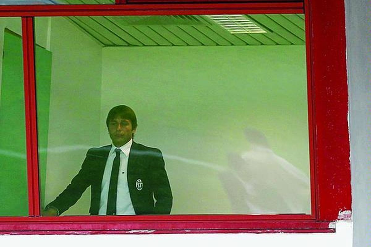 Antonio Conte, pelatih kepala Juventus, mengamati jalannya pertandingan dari balik kaca ruangan di Stadion Angelo Massimino, Catania, Italia, Minggu (28/10). Saat itu, Juventus tengah menghadapi Catania di Liga Serie A.