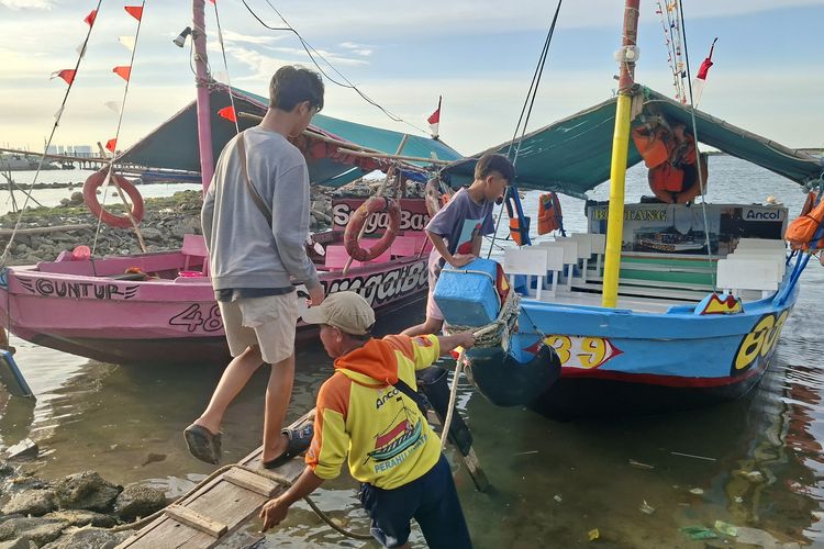 38 Tahun Kemudikan Perahu Wisata Ancol, Lebaran Jadi Momen Paling Ditunggu Taryana