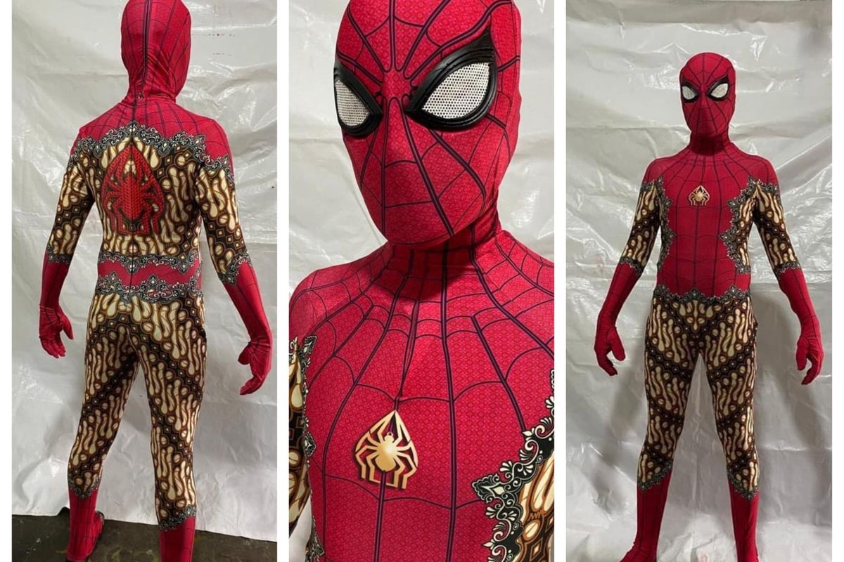 Kreasi dari Sanctuary E Arts yang membuat pakaian superhero Spiderman bermotif batik