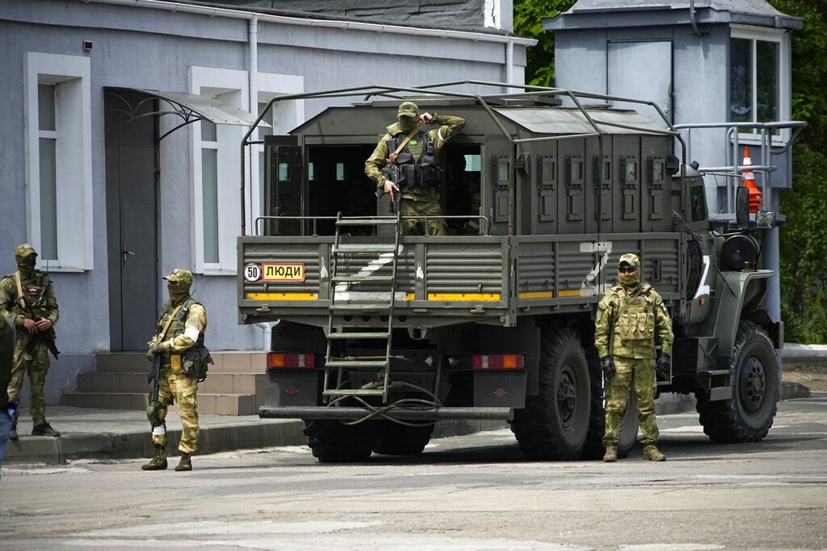 Tentara Rusia menjaga sebuah area saat rombongan wartawan asing berkunjung di Kherson, wilayah Kherson, Ukraina selatan, 20 Mei 2022. Kota Kherson di selatan adalah kota pertama yang jatuh ke dalam invasi Rusia. 