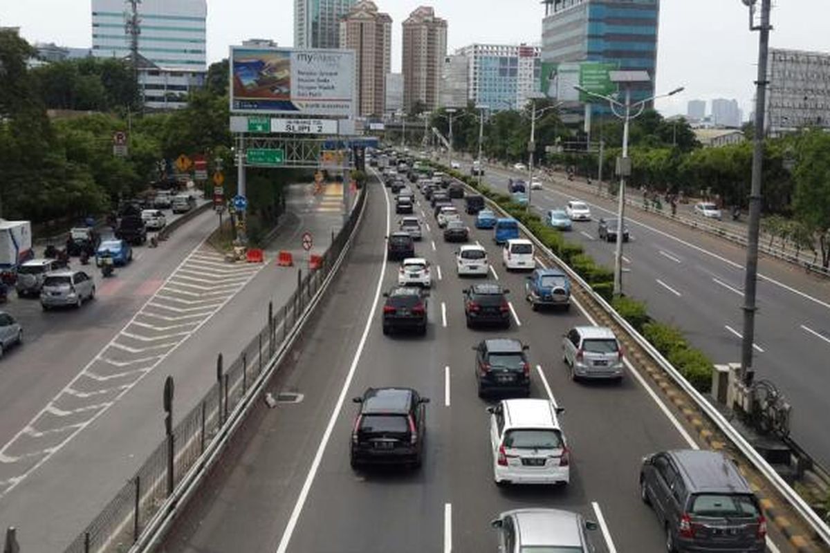 Gerbang Tol Slipi 2 ditutup sementara imbas dari kemacetan panjang dari Tol Dalam Kota menuju ke Tol Cikampek, Kamis (24/12/2015).