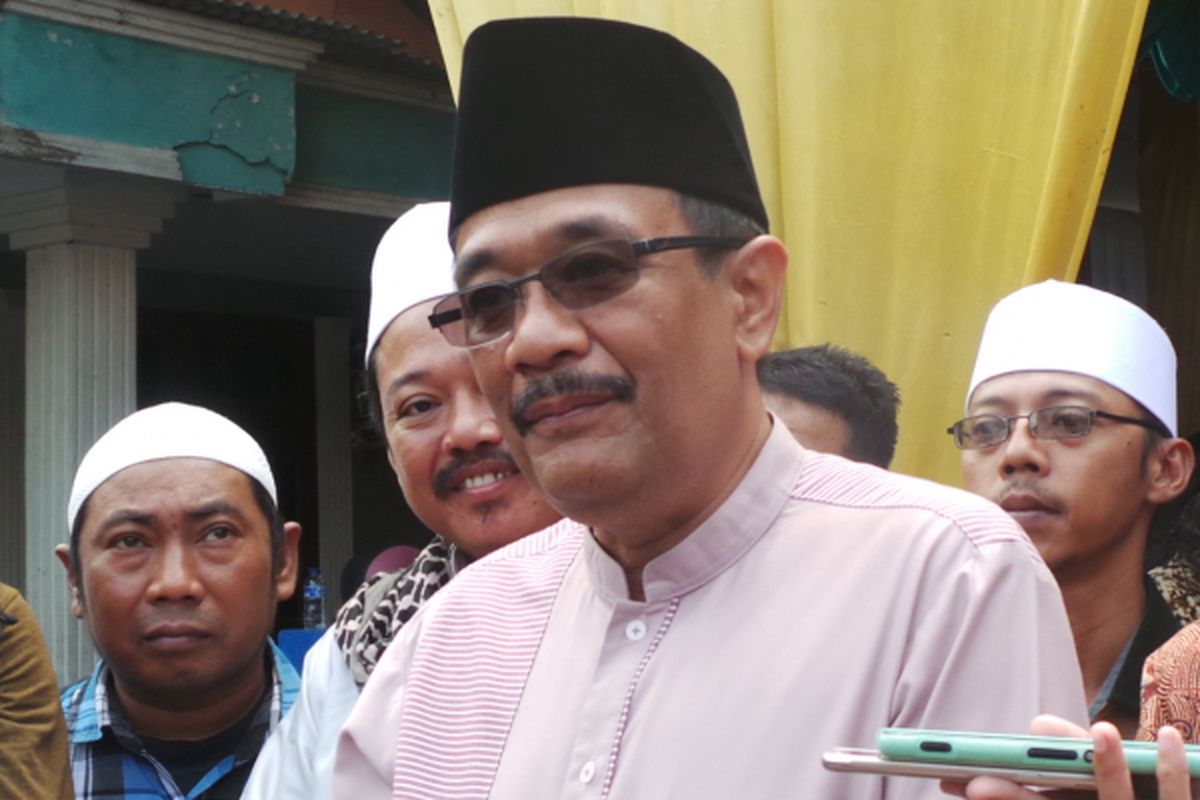 Calon wakil gubernur nomor pemilihan dua DKI Jakarta Djarot Saiful Hidayat (pakai baju koko warna pastel) saat menghadiri Haul pendiri Ponpes Al-Wathoniyah, Klender, Jakarta Timur, Minggu (26/3/2017).