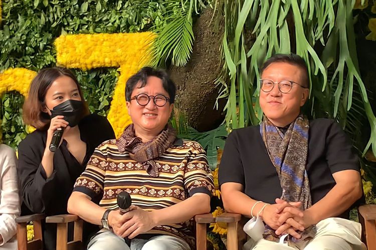 Produser Kim Min Ki (kanan) dan sutradara Lee Hwan Kyung (kiri) saat jumpa pers jelang perilisan film Miracle in Cell No 7 versi Indonesia di Kantor Falcon Duren Tiga, Jakarta Selatan, Rabu (31/8/2022). 