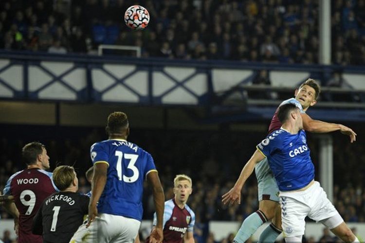 James Tarkowski tengah menyundul bola dalam laga Everton vs Burnley pada pekan keempat Liga Inggris.