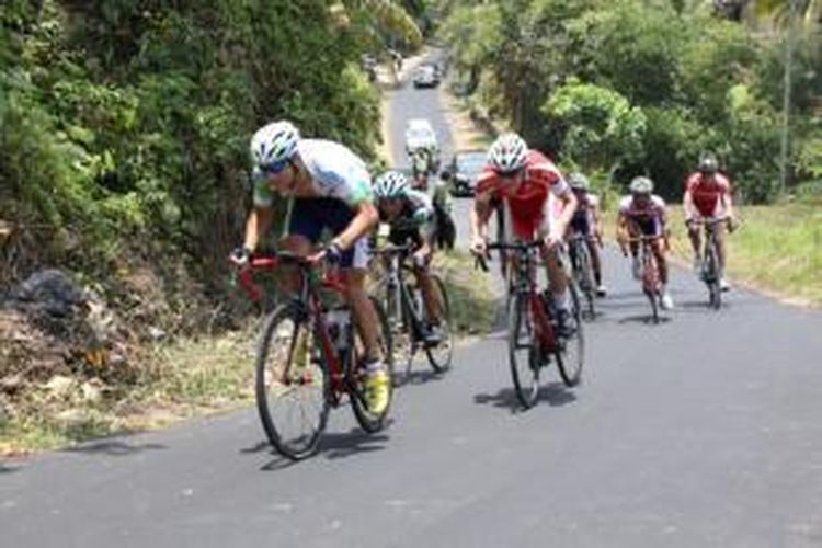 Peserta International Tour De Banyuwangi Ijen 2014 melintas di salah satu tanjakan di etape pertama yang menempuh jarak 180,78 kilometer, Kamis (16/10/2014).