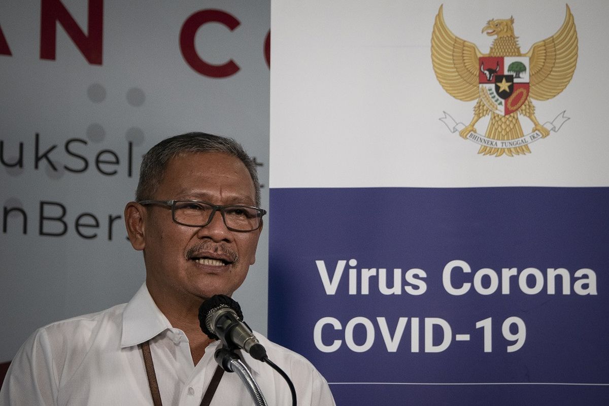Juru Bicara Pemerintah untuk Penanganan COVID-19 Achmad Yurianto menyampaikan keterangan pers di Graha BNPB, Jakarta, Kamis (26/3/2020). Berdasarkan data hingga Kamis (26/3/2020) pukul 12.00, jumlah kasus positif COVID-19 mencapai 893 orang di 27 provinsi se-Indonesia, dengan jumlah pasien sembuh mencapai 35 orang dan kasus meninggal dunia mencapai 78 orang. ANTARA FOTO/Dhemas Reviyanto/hp.