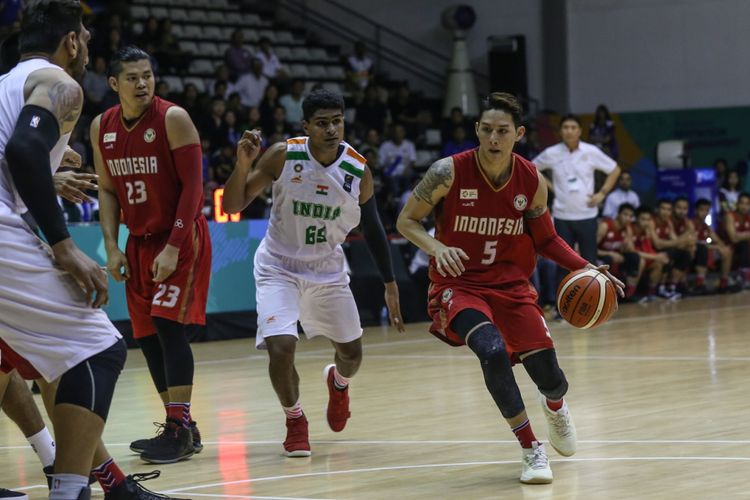 Pebasket putra Indonesia, Valentino Wuwungan dan Daniel Wenas, saat bertanding melawan pebasket India saat laga final bola basket 18th Asian Games Invitation Tournament di Hall Basket Senayan, Jakarta, Senin (12/2/2018). Timnas basket Indonesia mengalahkan Timnas basket India dengan skor akhir 78-68 (21-20, 18-10, 19-15, 20-23).