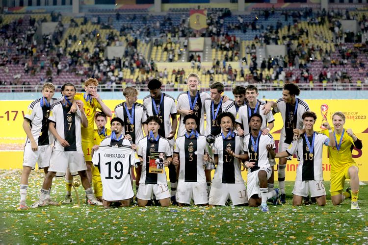 Pemain Timnas Jerman foto bersama usai meraih juara Piala Dunia U17 2023 Indonesia mengalahkan Perancis dengan skor 2-2 (4-3) yang berlangsung di Stadion Manahan Solo, Sabtu (2/12/2023) malam.