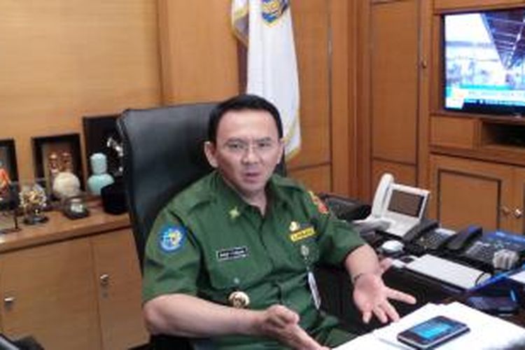 Gubernur DKI Jakarta Basuki Tjahaja Purnama saat menjelaskan masalah banjir Jakarta, di ruang kerjanya di Balai Kota, Senin (9/2/2015).