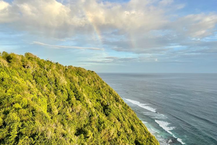 Ilustrasi pemandangan laut dari tebing di daerah Pecatu, Bali.