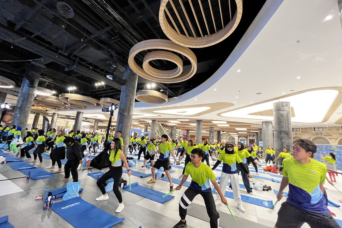 Para peserta poundfit dalam acara Hilo Fest 2025 yang digelar di Ciputra World, Surabaya, Sabtu (5/7/2025).
