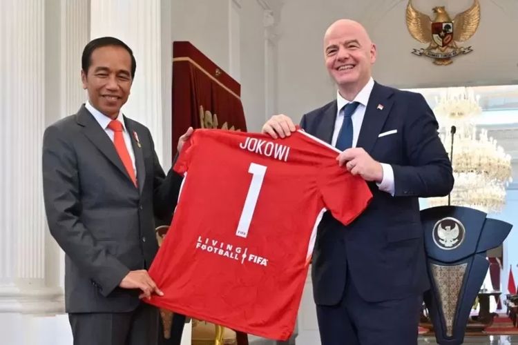 Presiden Jokowi dan Presiden FIFA, Gianni Infantino di Istana Merdeka, Jakarta, 18 Oktober 2022.