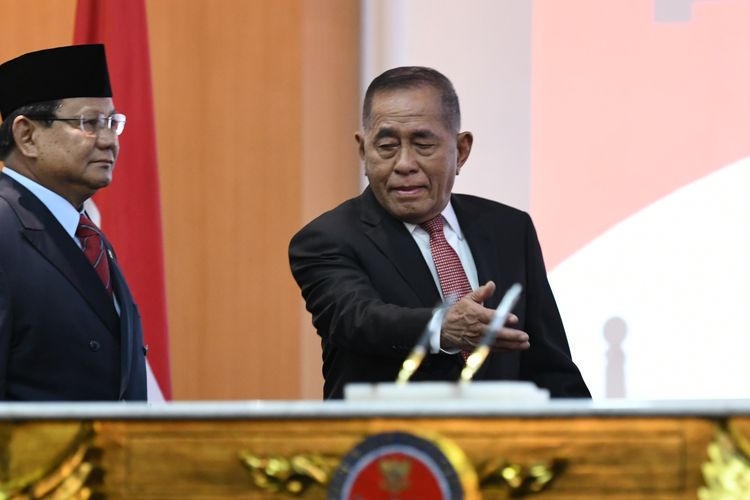 Menteri Pertahanan Prabowo Subianto (kiri) berjalan dengan pejabat lama Ryamizard Ryacudu (kanan) sebelum acara serah terima jabatan di Gedung Kementerian Pertahanan, Jakarta, Kamis (24/10/2019). Prabowo Subianto menjabat sebagai Menteri Pertahanan dalam kabinet Indonesia Maju periode 2019-2024. ANTARA FOTO/M Risyal Hidayat/wsj.