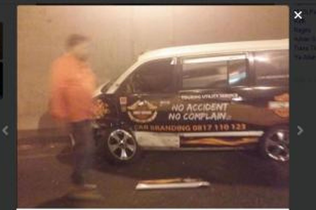sebuah mobil dengan sticker harley davidson yang kecelakaan di underpass pasar rebo