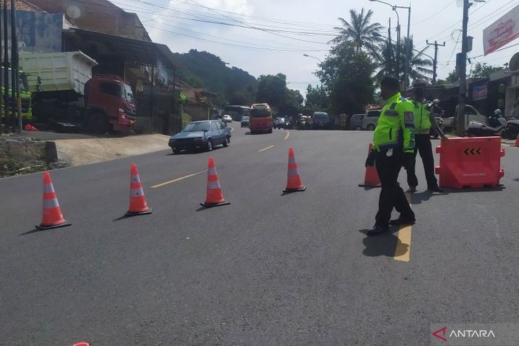 Polisi melakukan pengalihan arus di Simpang Nagreg, Kabupaten Bandung, Jawa Barat, Sabtu (30/4/2022).