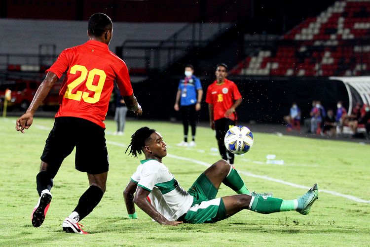 Pemain Timnas Indonesia Ronaldo Kwateh berhasil merebut bola dari pemain Timnas Timor Leste saat pertandingan ujicoba dalam rangka FIFA Matchday yang berakhir dengan skor 0-3 di Stadion Kapten I Wayan Dipta Gianyar, Minggu (30/1/2022) malam. 
