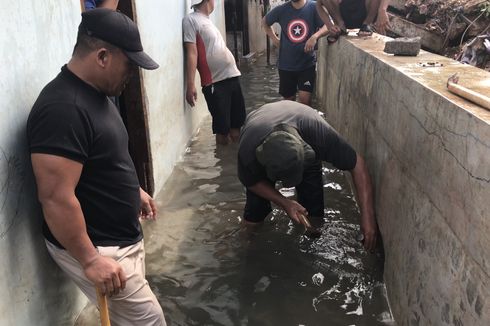 Gang Melati di Bangka Terendam, Warga Buat Lubang Alirkan Banjir ke Saluran Air