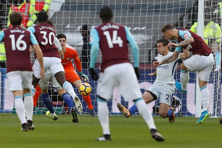 Marko Arnautovic (kedua dari kanan) mencetak gol West Ham United ke gawang Chelsea pada partai Liga Inggris di Stadion London, Sabtu (9/12/2017).