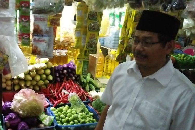 Jelang Bulan Puasa, Wali Kota Jakarta Selatan, Marullah Matali  Pantau Harga Sembako di Pasar Santa, Jakarta Selatan, Jumat (3/5/2019)