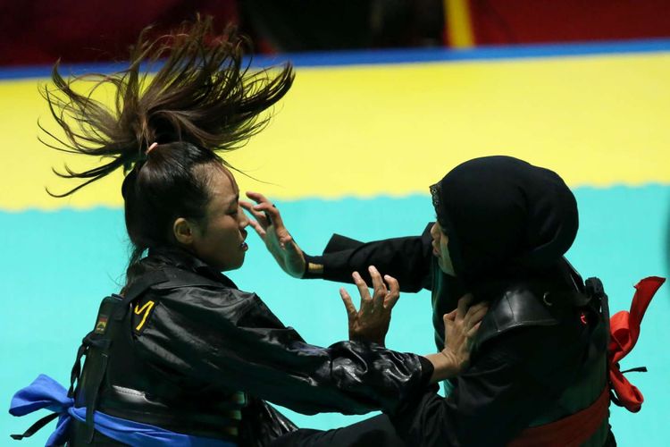 Pesilat putra Indonesia, Pipiet Kamelia (merah) bertanding melawan pesilat asal Vietnam Nguyen Thi Cam Nh (biru)pada partai final nomor kelas D putri 60 kg sampai 65 kg Asian Games 2018 di Padepokan Pencak Silat, TMII, Jakarta, Rabu (29/8/2018). Pipiet berhasil meraih medali emas.