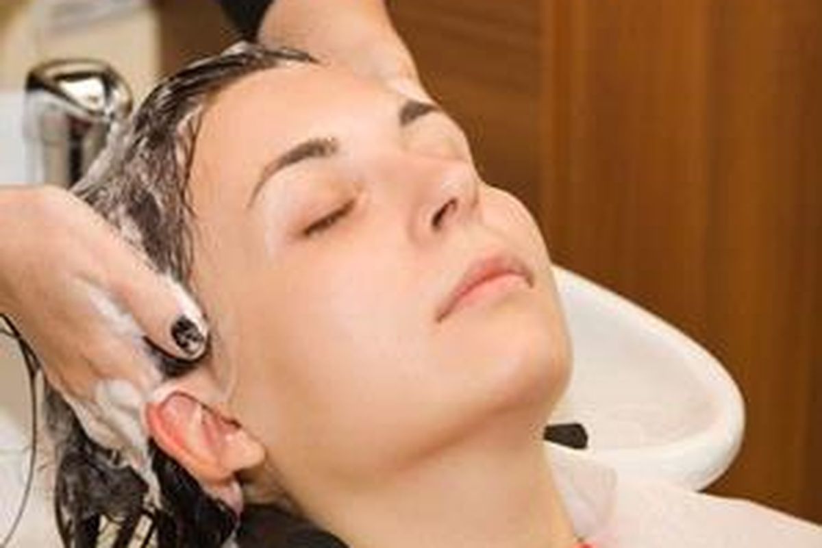 Shampo akan menghilangkan minyak alami pada rambut.