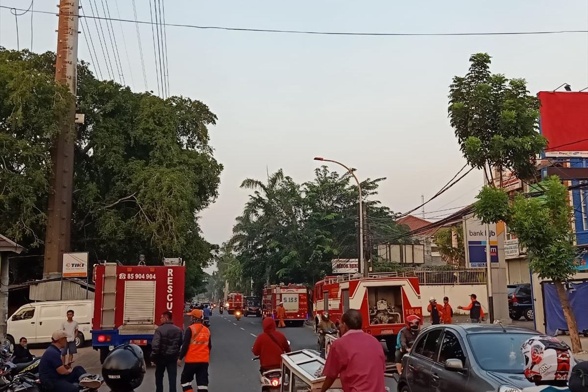 Sejumlah unit mobil damkar berderet memadamkam api yang melalap 30 rumah di Cipinang Besar Selatan, Jakarta Timur, Sabtu (6/7/2019).