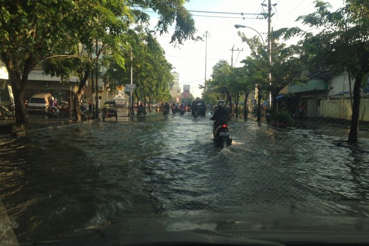 Genangan di Jalan Mataram Semarang akibat hujan deras mengguyur kota itu, Kamis (4/5/2017). Beberapa titik jalan di Kota Semarang tergenang air hingga 30 centimeter.