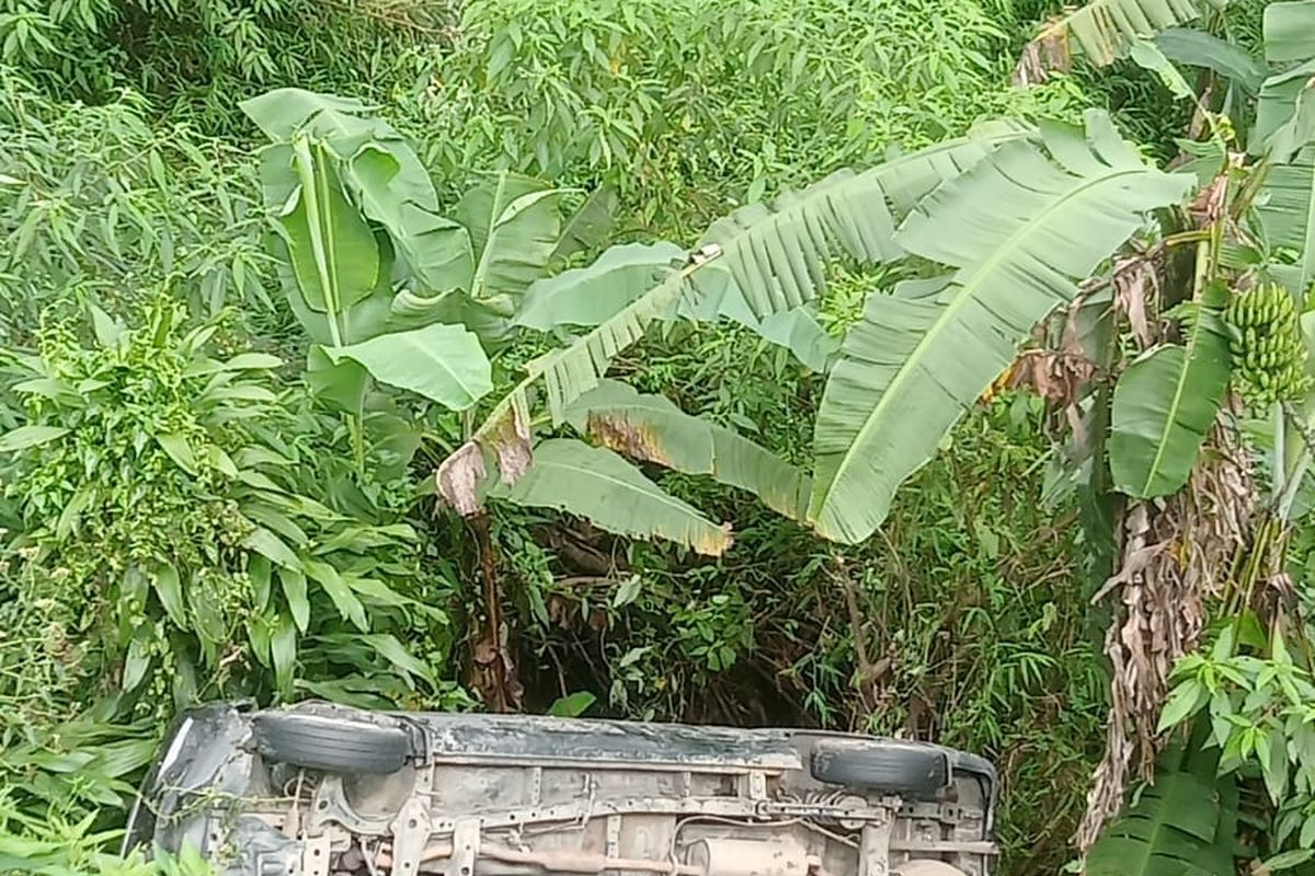 Seorang pengendara mobil Toyota Avanza terperosok ke jurang di Jalan Jamin Gunting KM 49, Desa Bandar Baru, Kecamatan Sibolangit, Kabupaten Deli Serdang pada Sabtu (11/1/2025). 