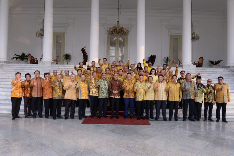 Ketua Umum Partai Golkar Airlangga Hartarto mengajak 34 Ketua Dewan Pimpinan Daerah (DPD) tingkat I (provinsi) Partai Golkar untuk sowan ke Presiden Joko Widodo, Senin (1/7/2019) sore.  Agenda pertemuan itu berlangsung tertutup di Istana Kepresidenan, Bogor. 