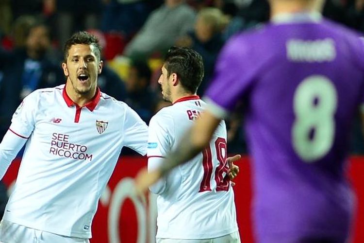 Stevan Jovetic (kiri) merayakan gol Sevilla ke gawang Real Madrid pada partai kedua babak 16 besar Copa del Rey di Stadion Ramon Sanchez Pizjuan, Kamis (12/1/2017).