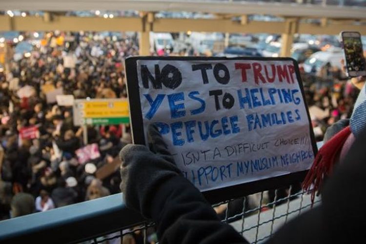 Ribuan pengunjuk rasa menyampaikan penentangan mereka terhadap keputusan Presiden Donald Trump yang melarang masuk para pengungsi, imigran, dan warga sejumlah negara.