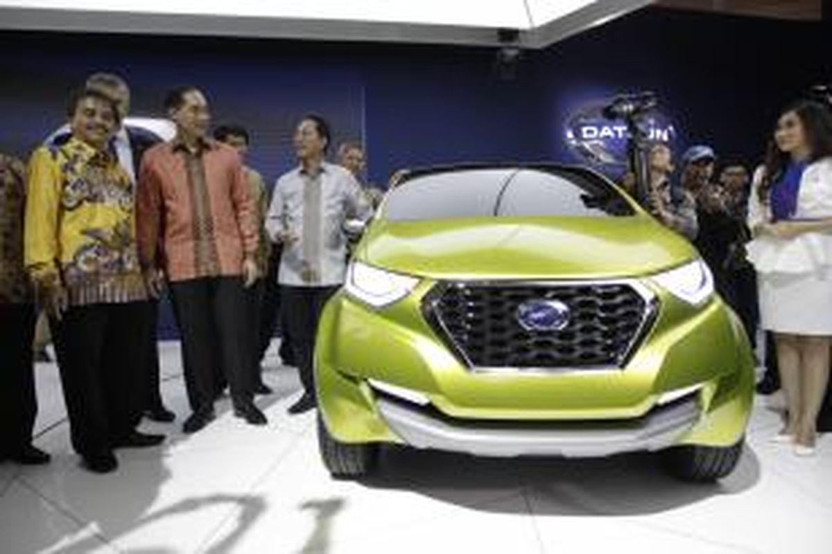 Menteri Perdagangan Muhammad Lutfi meninjau pameran Indonesia International Motor Show 2014 di JIExpo, Kemayoran, Jakarta Utara, Kamis (18/9/2014)