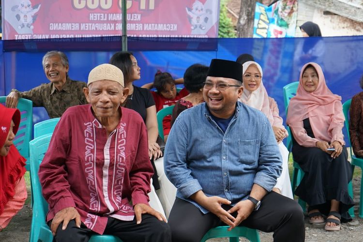 Menteri Agama (Menag) Yaqut Cholil Qoumas mengobrol bersama warga di sela-sela menyoblos di Rembang, Jawa Tengah. 