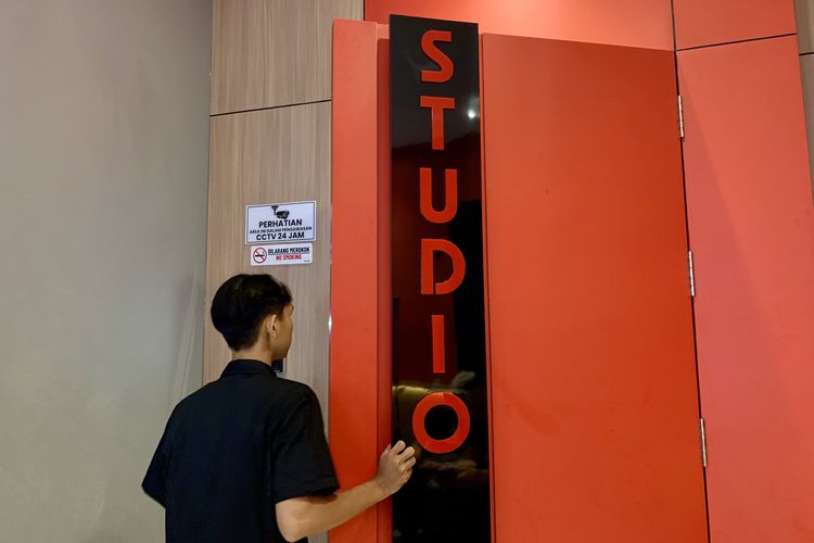 Pintu studio bioskop mini Alfamart akan ditutup jelang pemutaran film.