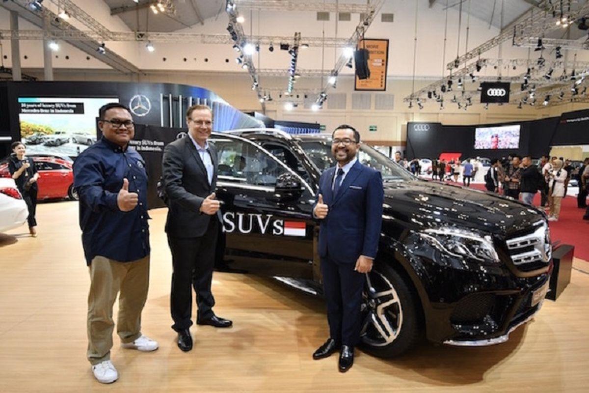 President & CEO PT. Mercedes-Benz Distribution Indonesia Roelof Lamberts didampingi Hari Arifianto - Deputy Director Marketing Communication dan Kariyanto Hardjosoemarto, Deputy Director Sales Operations & Product Management saat berpose di depan Mercedes-Benz GLS di arena GIIAS 2018 di ICE, BSC City, Tangerang, Jumat (3/8/2018).