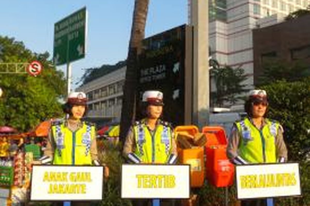 Sejumlah polisi wanita dari Ditlantas Polda Metro Jaya mengadakan kampanye tertib berlalu lintas, dalam kegiatan Car Free Day, di Bundaran HI, Minggu (5/4/2015)