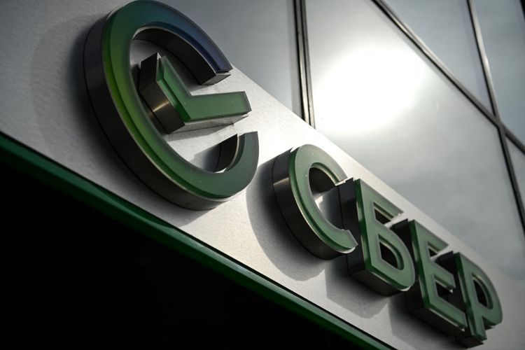 Dalam foto file yang diambil pada 2 September 2021 ini, logo bank milik negara Rusia Sberbank (berbaca Sber) terlihat di salah satu kantornya di pusat Moskwa. Perusahaan teknologi Rusia terkemuka Sber pada 24 April 2023 mengumumkan peluncuran aplikasi kecerdasan buatan percakapannya yang dimaksudkan untuk menyaingi bintang AS ChatGPT. 