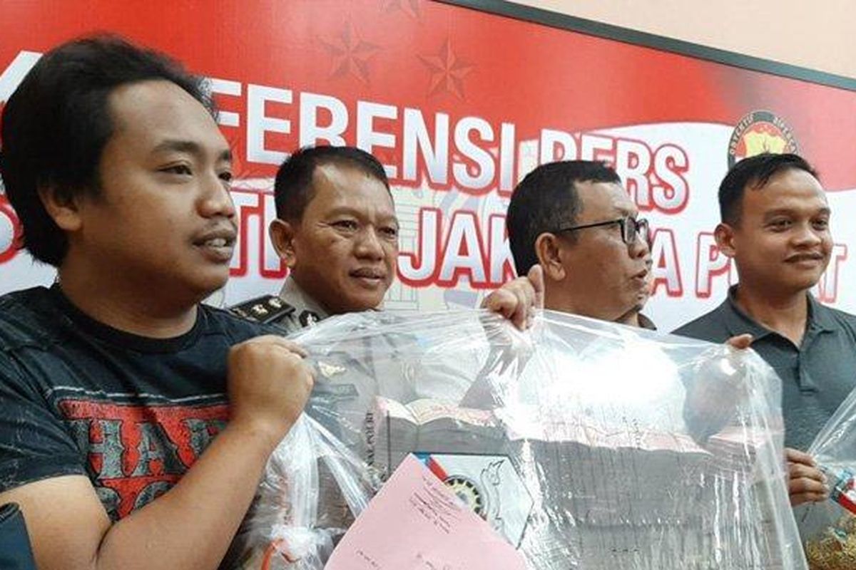 Kanit Reskrim Polres Metro Jakarta Pusat, AKBP Tahan Marpaung (tengah) dan Kanit Resmob Polres Metro Jakarta Pusat Iptu Falva Yoga (kedua dari kanan), saat memegang barang bukti uang tunai Rp 1,5 miliar dari para pelaku penipuan, saat konferensi pers di kantor Polres Metro Jakarta Pusat, Kamis (3/10/2019). 