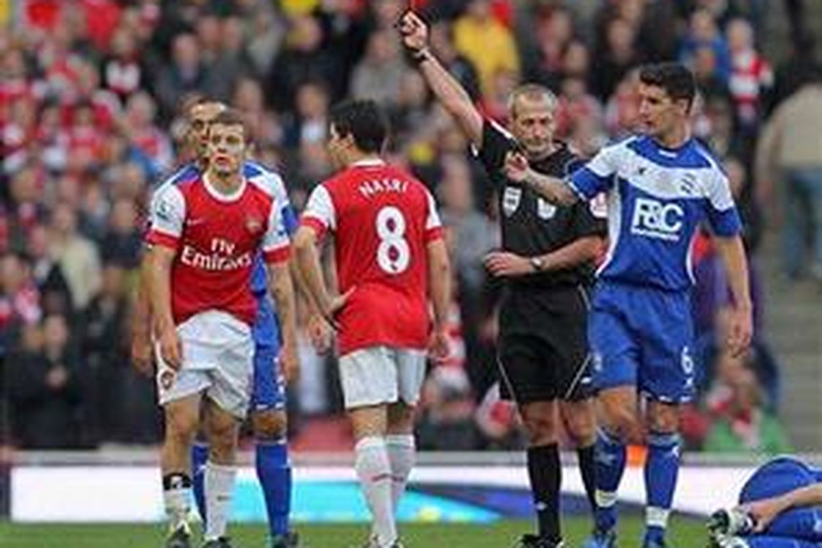 Gelandang Arsenal, Jack Wilshere, mendapat kartu merah akibat melanggar penyerang Birmingham City, Nikola Zigic, dalam lanjutan Premier League, Sabtu (16/10/2010).