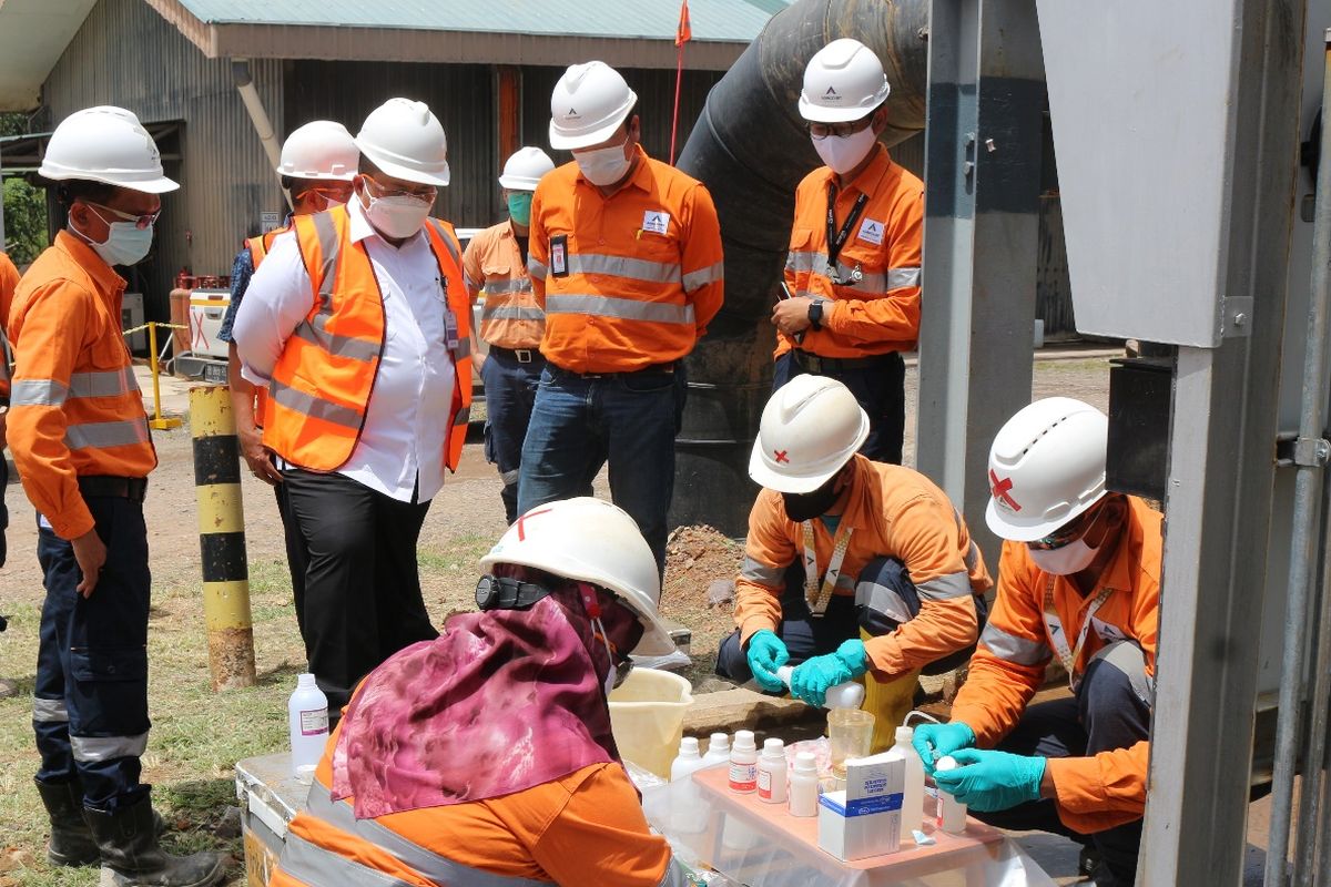 Bupati Tapanuli Selatan Dolly Pasaribu (berbaju putih) didampingi General Manager Operations PTAR Rahmat Lubis (kiri) menyaksikan pengambilan contoh air (water sampling) di Water Polishing Plant (WPP) PT Agincourt Resources. Kegiatan ini dilakukan secara rutin setiap bulan.