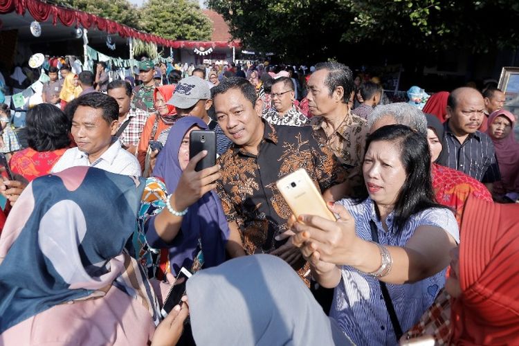 Wali Kota Semarang, Hendrar Prihadi, saat mendatangi SMP Negeri 10 Kota Semarang, Kamis (14/3/2019). 
