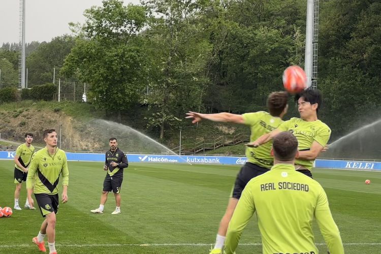 Takefusa Kubo berlatih bersama pemain Real Sociedad di Zubieta pada 2 Mei 2025 jelang laga derbi Basque melawan Athletic Club.