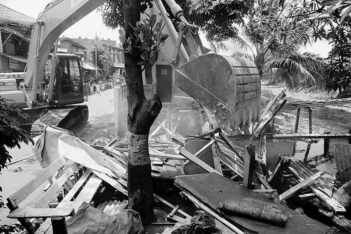 Bangunan di Jalan Bakti dibongkar karena berada di pinggir Kali Opak yang merupakan saluran jalan air menuju Waduk Pluit, Jakarta, Senin (25/2). Pembongkaran itu merupakan bagian dari program normalisasi Waduk Pluit.